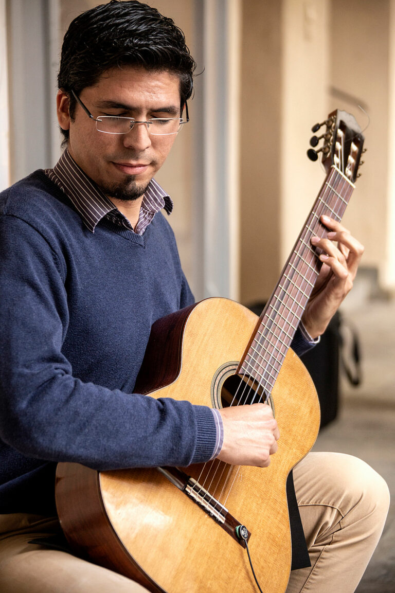 José mit Gitarre – Mit Pullover und Hemd